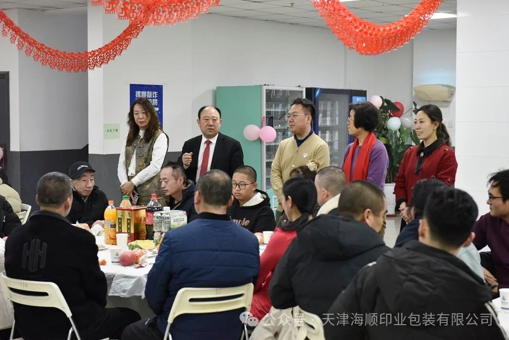 除夕之夜，袁汝海攜海順全體領(lǐng)導(dǎo)班子陪職工過(guò)大年